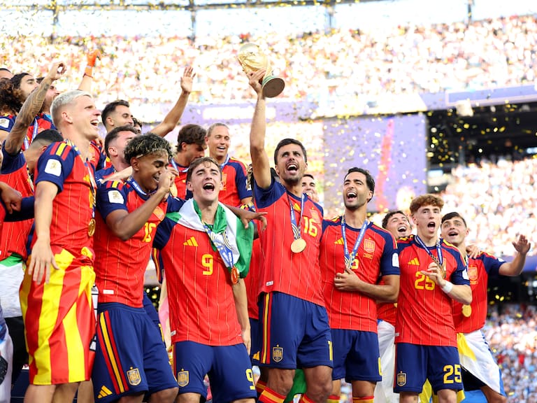 Rodri levantando el trofeo del Mundial 2026