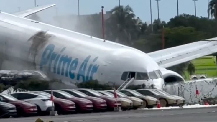 Avión de Prime Air pierde el control, sale de pista y golpea vehículos en Miami-Dade