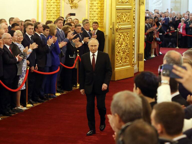 Vladimir Putin llega por quinta ocasión al Kremlin para la ceremonia protocolaria y protestar como presidente de Rusia