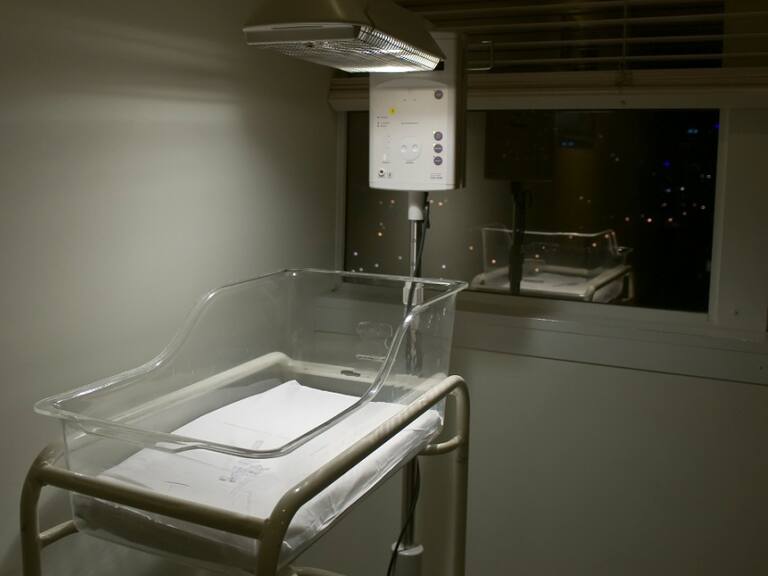 Mujer denuncia robo de sus mellizos; Hospital asegura que eran tumores