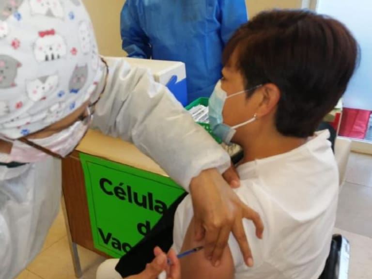 Inicia vacunación en hospitales COVID-19 de todo el país