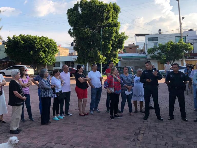 Vecinos de Jardines del Country se reúnen con policía de Guadalajara
