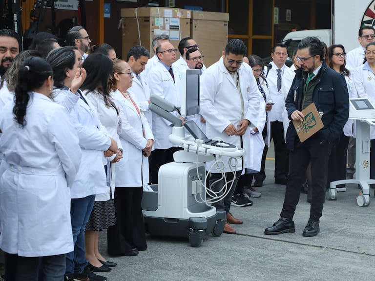 El director general del IMSS, Zoé Robledo, dio el banderazo de salida a 47 equipos médicos que serán enviados a 39 hospitales de 19 estados de la República.