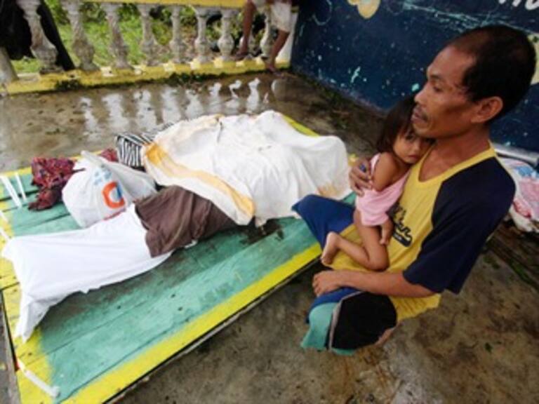 Aumenta a 274 cifra de muertos por tifón ‘Bopha’ en Filipinas