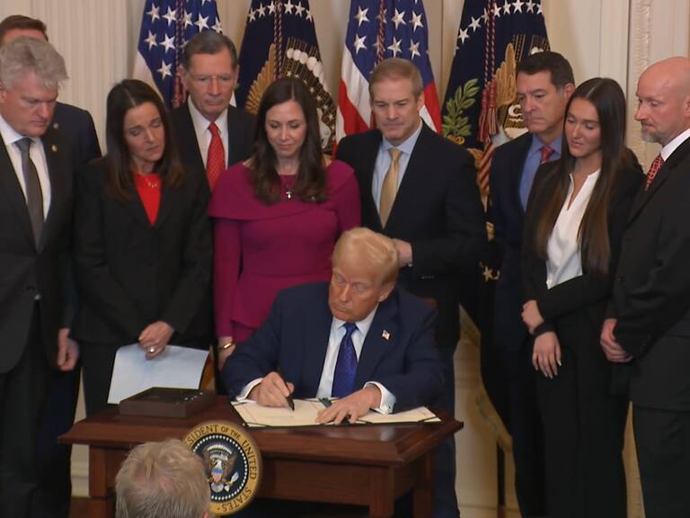 Trump firma la Ley Laken Riley, que facilita la detención de inmigrantes