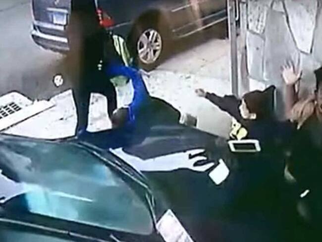 [VIDEO] Mujer se avienta delante de un auto para salvar a niño de morir
