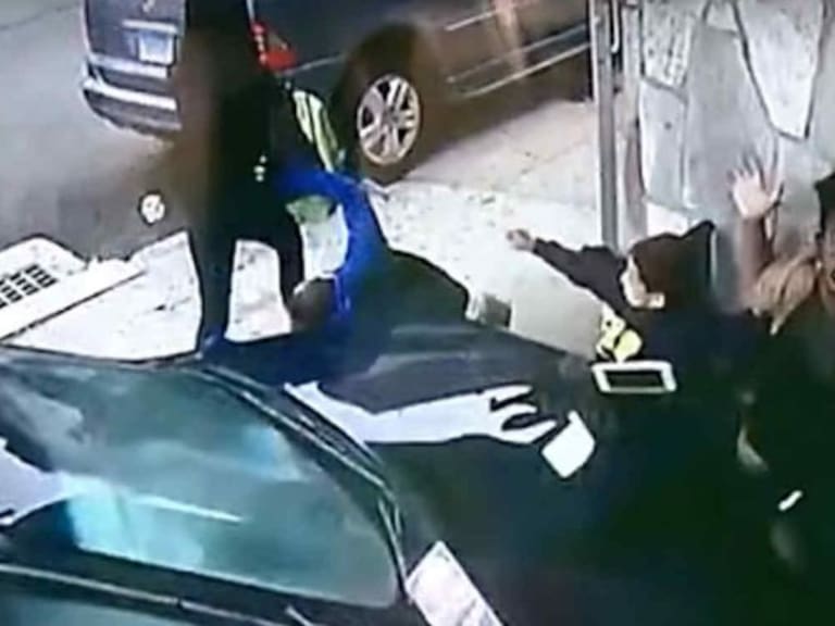 [VIDEO] Mujer se avienta delante de un auto para salvar a niño de morir