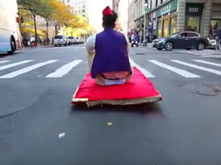 Aladdin se pasea por las calles de Nueva York
