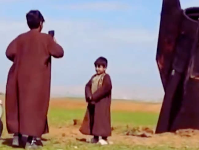 Quinto día de guerra: Niños sirios se toman selfies en los restos de un misil iraní