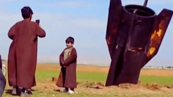 Quinto día de guerra: Niños sirios se toman selfies en los restos de un misil iraní