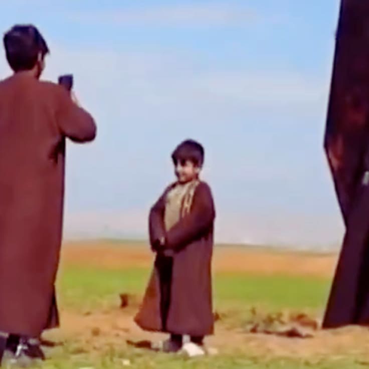 Quinto día de guerra: Niños sirios se toman selfies en los restos de un misil iraní