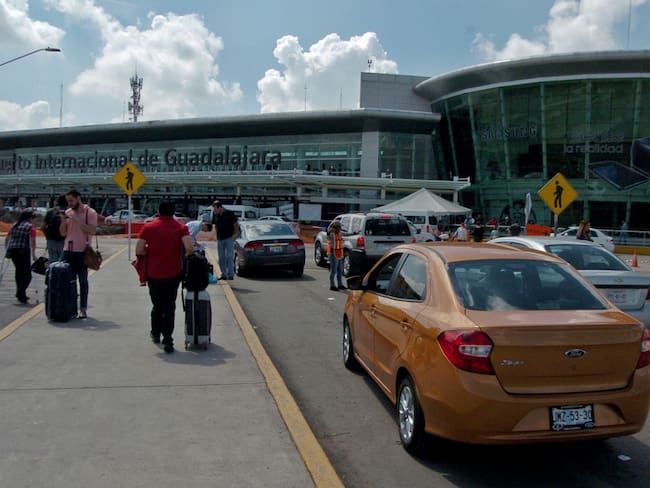 ¿Es ilegal Uber en el aeropuerto? Conductores denuncian vacío legal en el AICM y Guadalajara