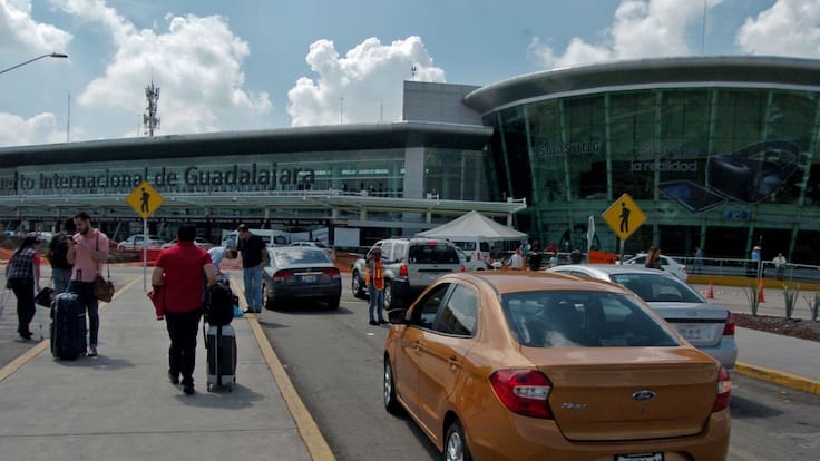 ¿Es ilegal Uber en el aeropuerto? Conductores denuncian vacío legal en el AICM y Guadalajara