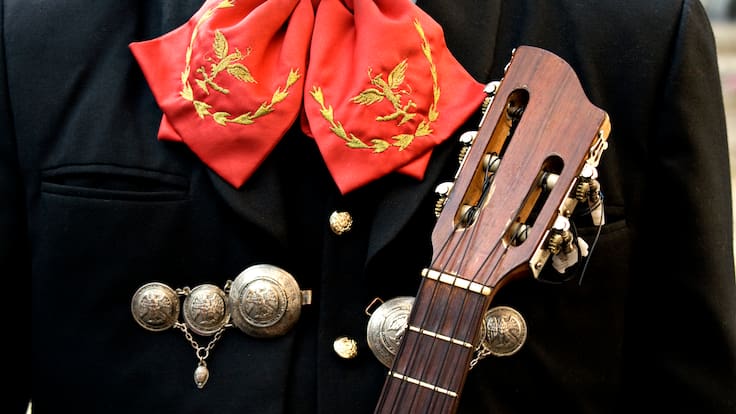 Mariachi mexicano hace historia en la NFL al interpretar el himno de EUA en Soldier Field