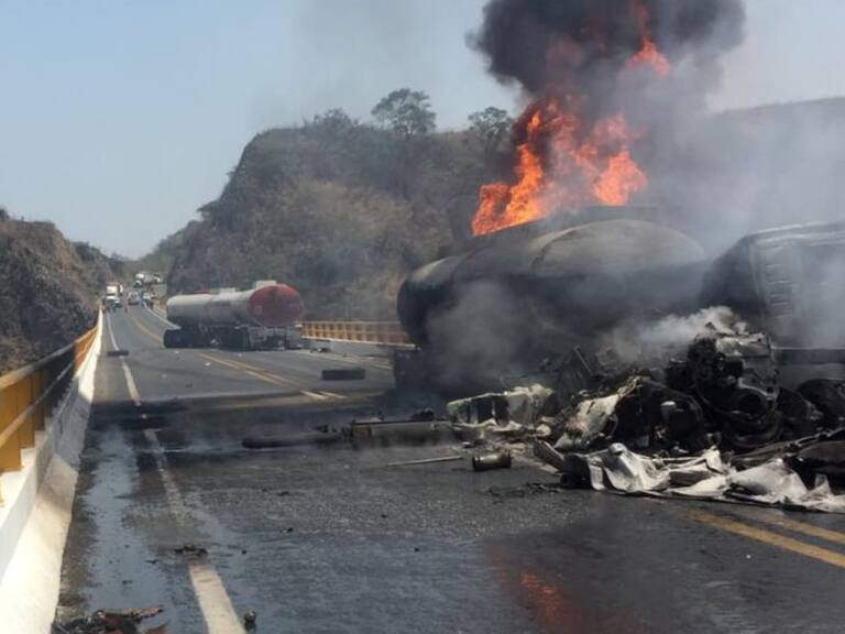 Tras choque de tráileres permanecerá cerrada autopista a Colima