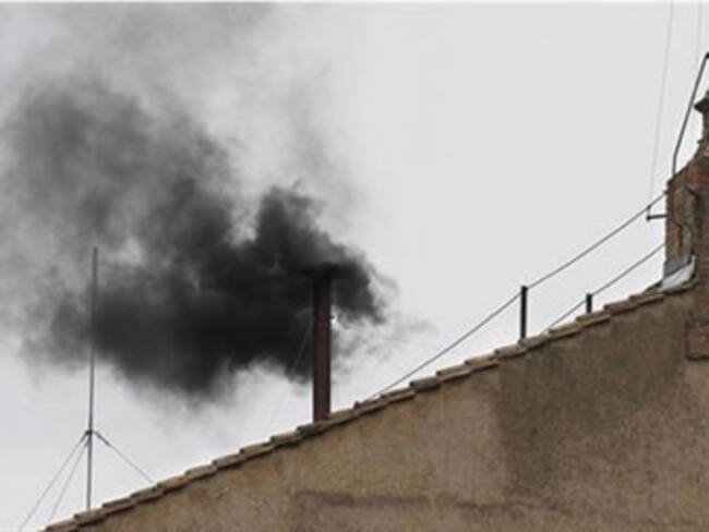 Sale segunda fumata negra en cónclave