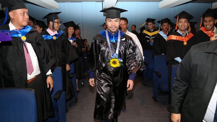 Nunca es tarde; Manny Pacquiao se gradúa a los 40 años de la Universidad