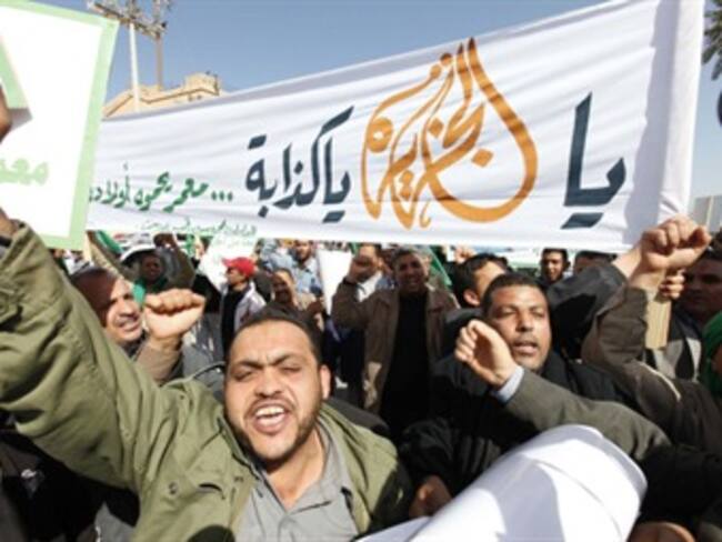 Bombardea avión militar fiel a Gadafi depósito de armas