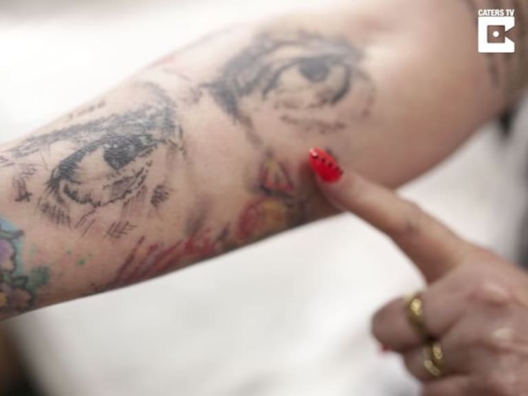 Mujer se tatúa todo su cuerpo con la cara de José Mourinho