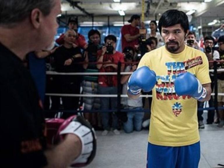 Manny Pacquiao se protege en su gimnasio