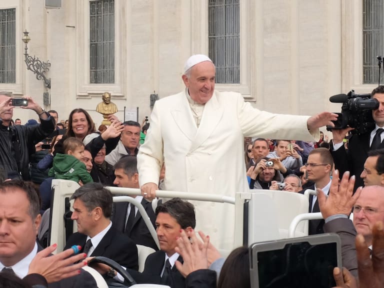 El papa Francisco ordenó convertir su papamóvil en clínica para niños en Gaza