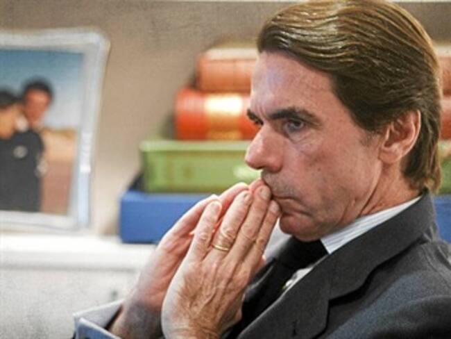 Asegura Aznar que no está contra nadie sino al lado de españoles