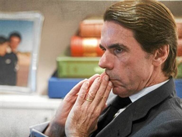 Asegura Aznar que no está contra nadie sino al lado de españoles