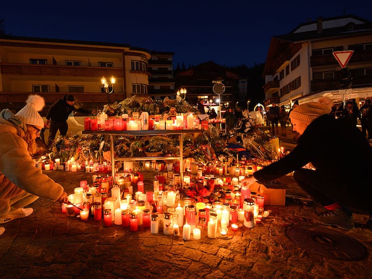 El incendio de año nuevo en Le Constellation de Suiza, habría iniciado por el uso de bengalas o pirotecnia. Veinte de los 40 fallecidos eran menores de edad.
