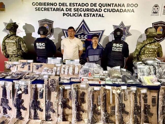 Golpe al CJNG en Cancún: Autoridades detienen a dos; aseguran 44 armas de fuego, granadas y equipo táctico