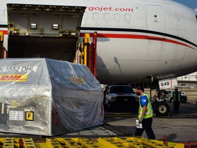 Recibe México 594 mil 360 vacunas contra COVID-19 de Pfizer-BioNTech