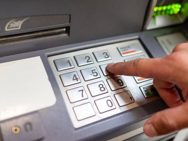 SAT sí puede revisar tus retiros en efectivo: cuándo ocurre y qué movimientos bancarios levantan alertas