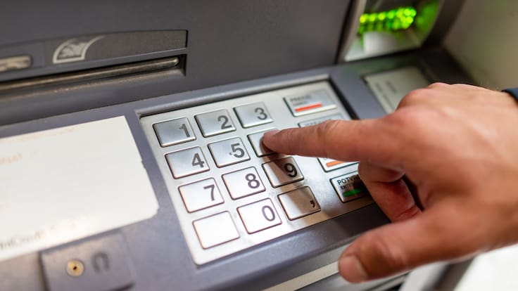 SAT sí puede revisar tus retiros en efectivo: cuándo ocurre y qué movimientos bancarios levantan alertas