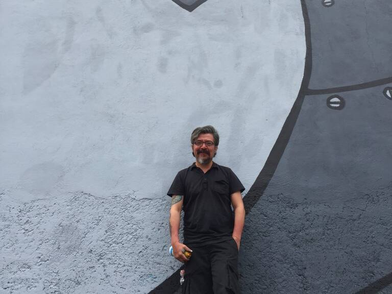 El dinosaurio robótico ‘Ecatetrón’, obra del diseñador y caricaturista Alex Garrick, surge entre las casas de San Andrés la Cañada