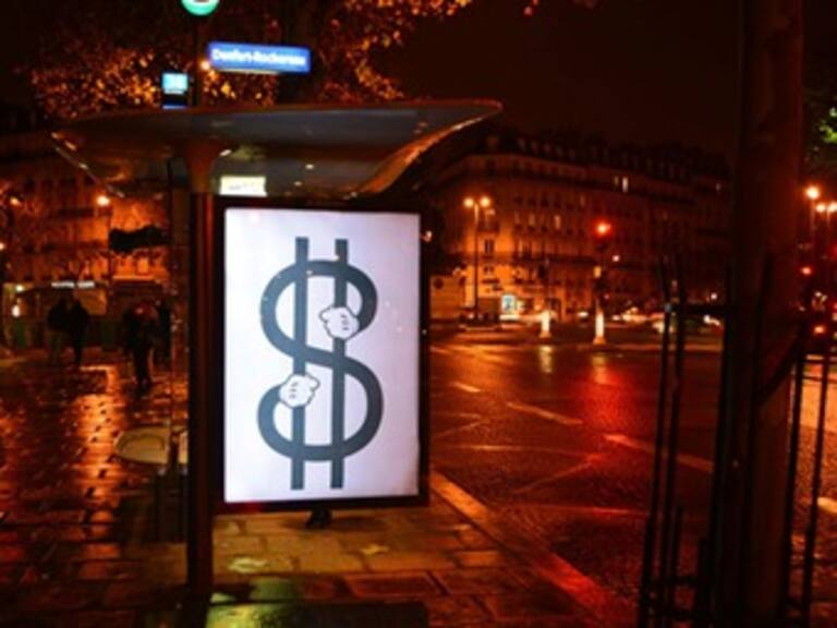 Artistas llenan París con anuncios falsos en protesta por el patrocinio al #COP21