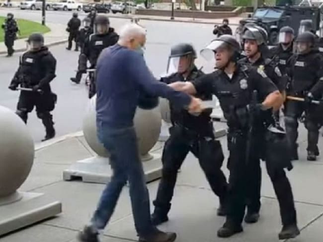 Policías en Estados Unidos son suspendidos por empujar a señor de 75 años