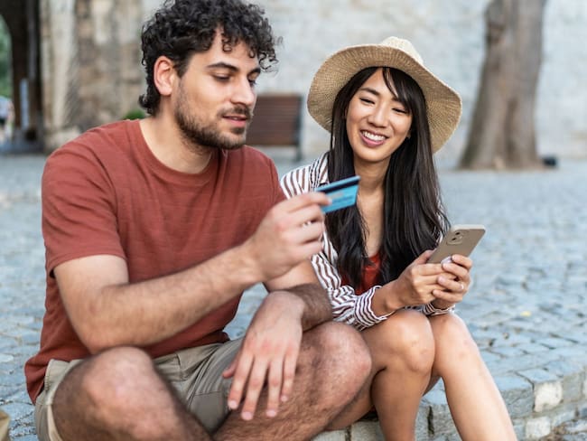 SAT vigila tarjetas de crédito: Con esta cantidad te puede multar si la prestas a un amigo o familiar