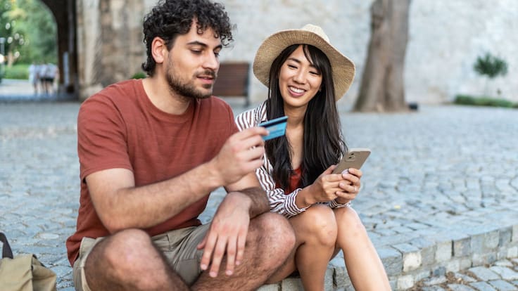 SAT vigila tarjetas de crédito: Con esta cantidad te puede multar si la prestas a un amigo o familiar