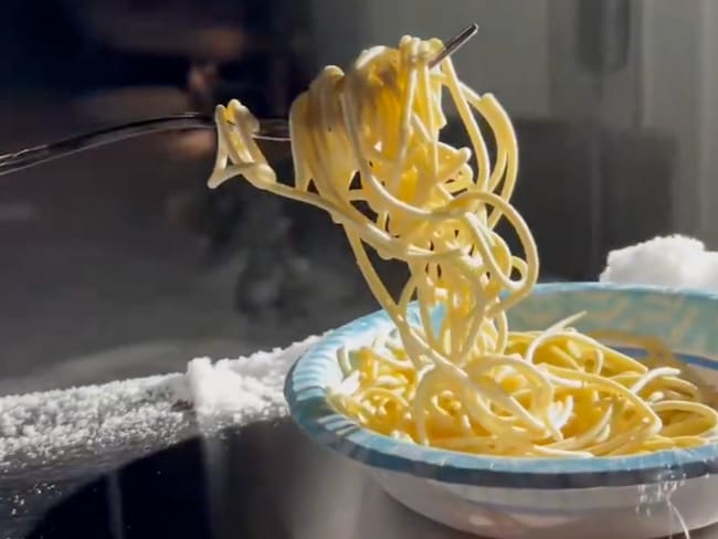 Megatormenta Estados Unidos 2026: Hizo tanto frío en Michigan que un tenedor enredado con espagueti se quedó congelado