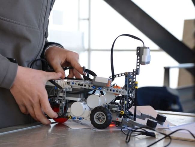 Niño de secundaria le gana a jóvenes de Nivel Superior en Concurso Internacional de Robótica