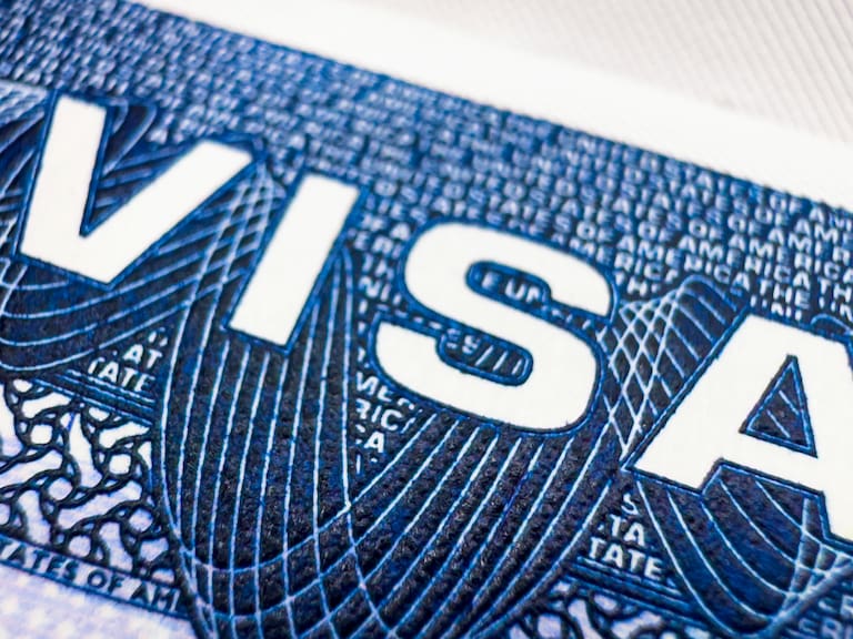 La visa americana de turista mantiene una tarifa de 185 dólares, pero una nueva cuota aprobada en Estados Unidos podría elevar el costo total hasta 435 dólares.
