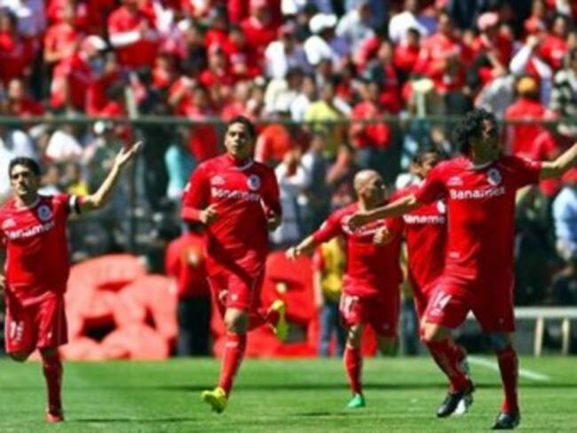 Entrenan Diablos Rojos en pasto sintético de cara a la ida de la final