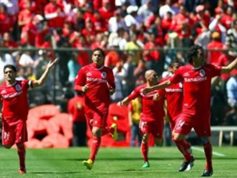 Entrenan Diablos Rojos en pasto sintético de cara a la ida de la final