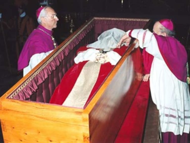 Extraen ataúd de Juan Pablo II de Grutas Vaticanas para su veneración