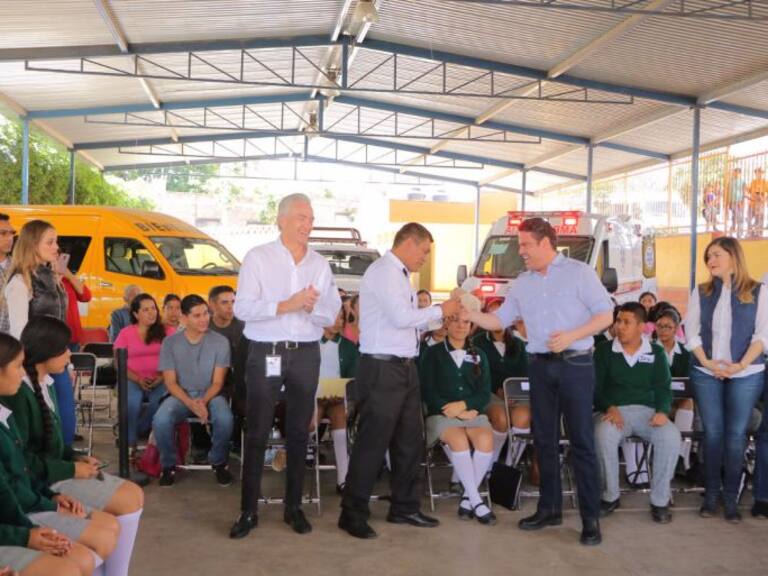 Gobernador entrega apoyos sociales a Tapalpa y Techaluta
