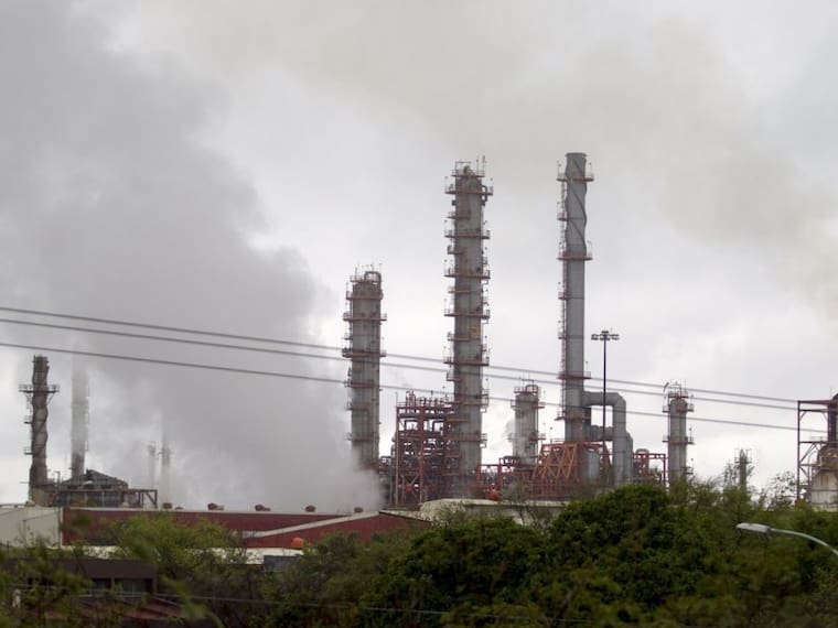 Acude medio ambiente a clausurar refinería; Pemex se niega por ser día inhabil
