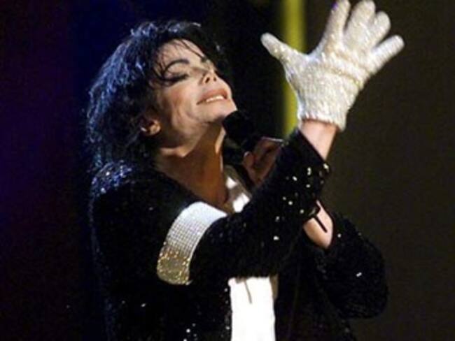 Subastan primer guante brillante de Jackson