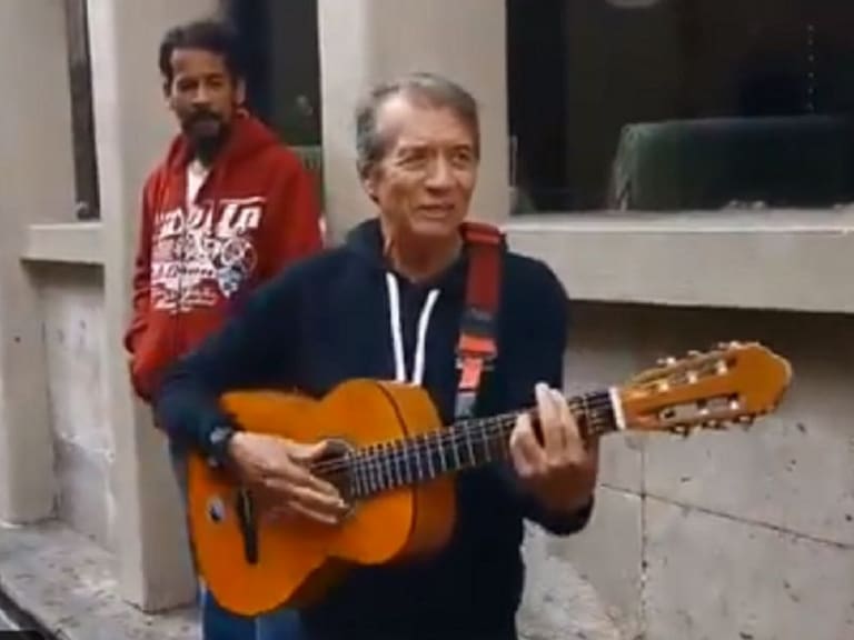 Napoleón canta en las calles de Morelia para ayudar cantante de barrio