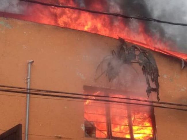 Reportan incendio en tienda de autoservicio en Xochimilco
