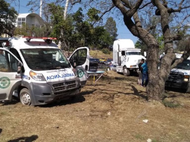 Una ambulancia y un tráiler involucrados en una carambola en carretera a Chapala