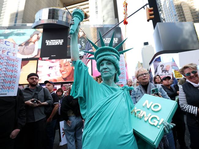 ¿Por qué hay botargas de rana protestando contra ICE? La razón detrás del movimiento “No Kings”